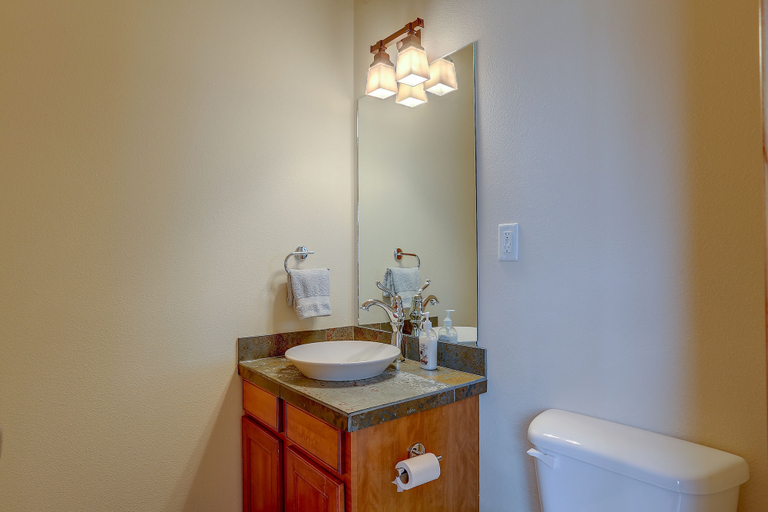 Bathroom 4, Spacious B2 Townhome with Fireplace and BBQ on the Deck by RedAwning, Hood River