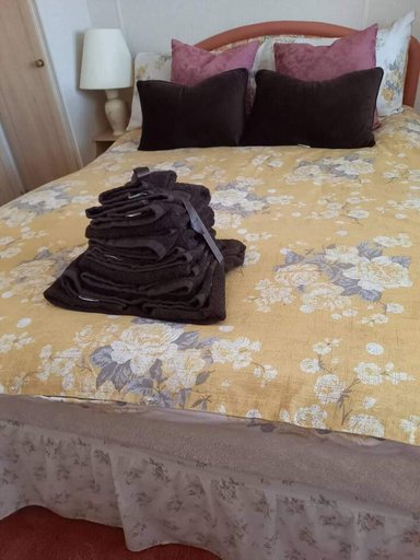 Bedroom 2, Lovely Semi-rural Caravan & Hot Tub - Sleeps Fam 6, South Lanarkshire