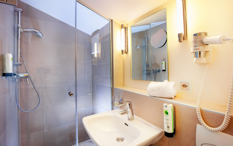 Bathroom 3, Hotel Oberland