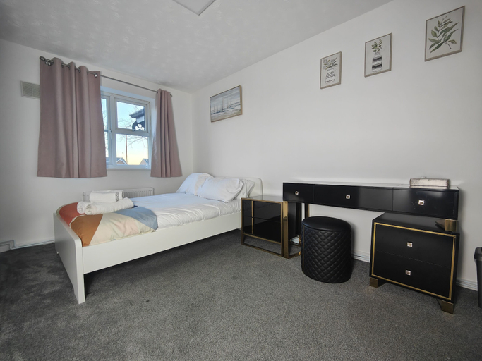 Room 2, 3 Bed House - Sleeps 7 - Garden - Parking - Wifi, Birmingham
