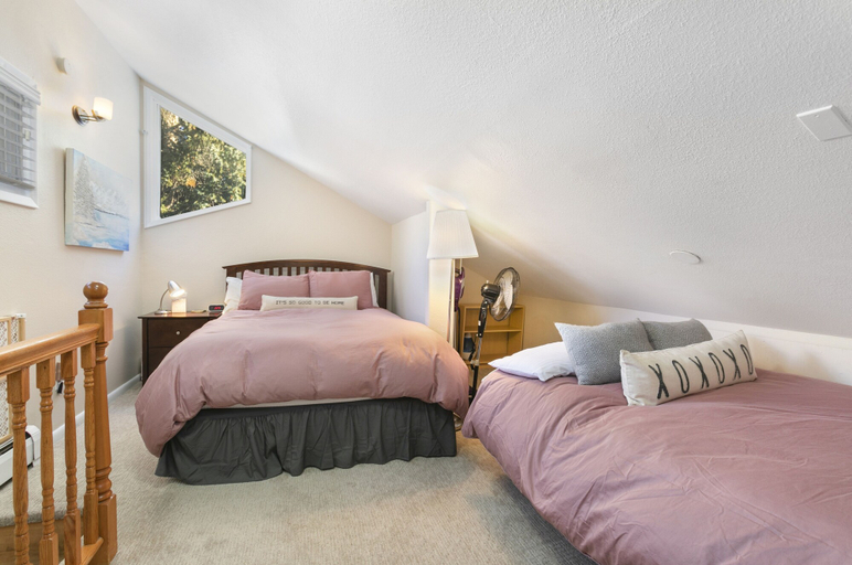 Room 5, 925 Red Sandstone 3 Bedroom Condo by RedAwning, Eagle