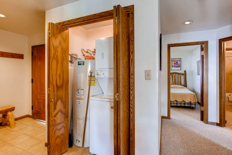 Room 5, Spacious 2 Br Unit With Completely Updated Kitchen 2 Bedroom Condo - No Cleaning Fee! by RedAwning, Gunnison
