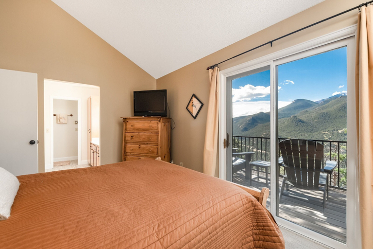 Room 5, Cedar Upper Luxury Vacation  At Windcliff 3 Bedroom Home by RedAwning, Larimer