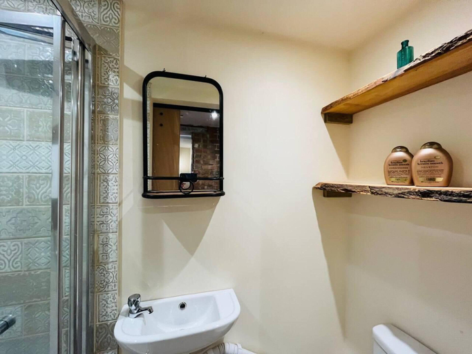Bathroom 3, Adorable and Cosy Tiny Cottage, East Sussex