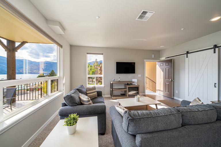 Interior 3, Marina's Edge Condo Walk to Restaurants, Wineries by RedAwning, Chelan
