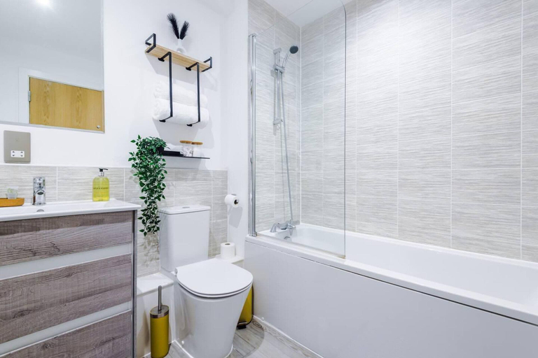 Bathroom 3, Manchester Short Stay Last Minute Discounts, Manchester