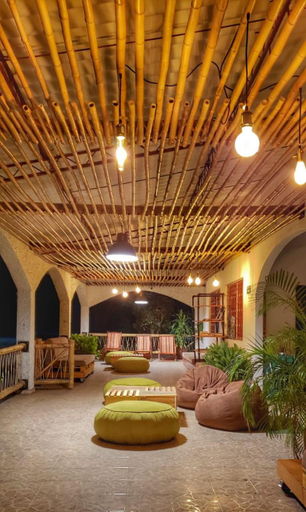 Public Area, Casa en el Arbol, Utica