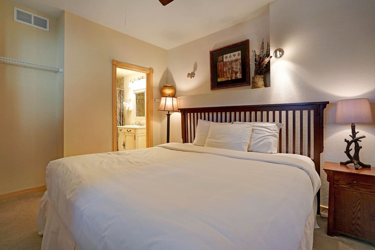 Room 4, Mount Meeker 26b 1 Bedroom Condo by RedAwning, Larimer