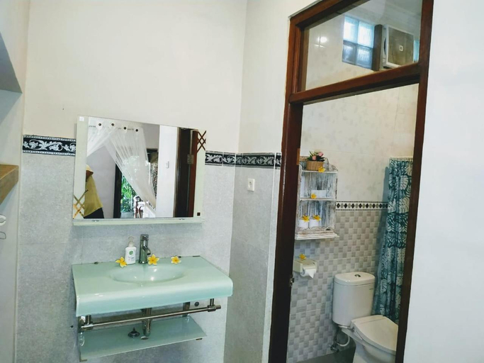 Bathroom 3, Mandia Bungalows, Gianyar