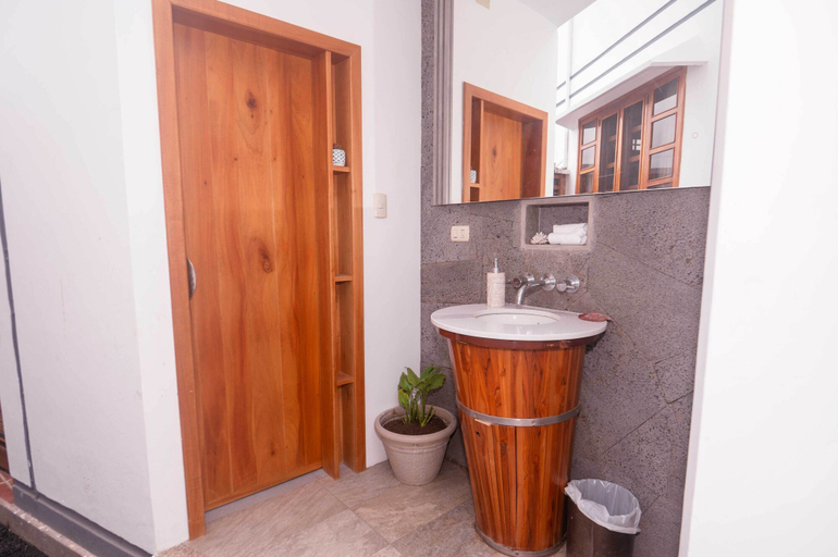 Bathroom 5, Hotel Santa Fe, Santa Cruz