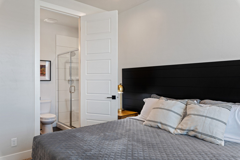 Bedroom 3, Reunion HQ by RedAwning, Washington