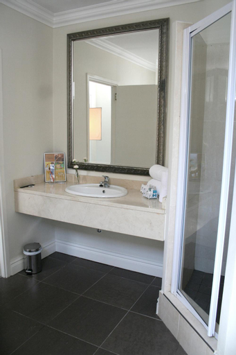 Bathroom 18