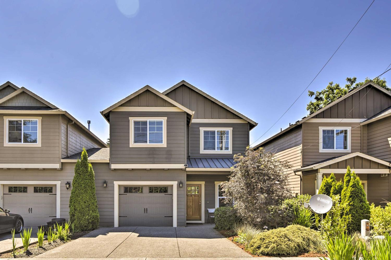 Portland Home with Private Hot Tub 9 Mi to Downtown, Clackamas