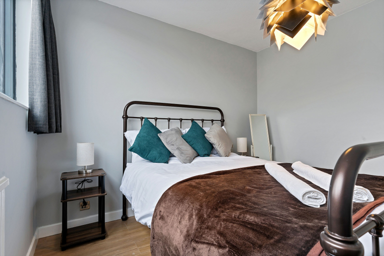 Bedroom 2, Kensington 3 Bedroom Flat Close2subway, London