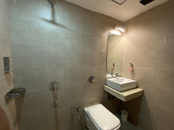 Bathroom 4, Hotel Pearls BKC Inn, Mumbai Suburban