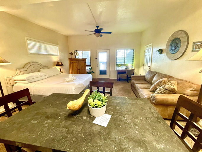 Room 5, Lake view King Studio with full kitchen, deck overlooking Lake Ouachita, king bed and queen sleeper sofa by RedAwning, Montgomery