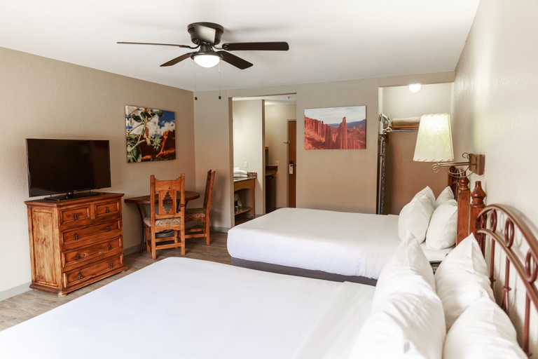 Bedroom 4, Aarchway Inn, Grand