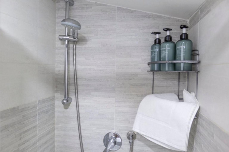 Bathroom 2, Contrasto Apartments, Viterbo