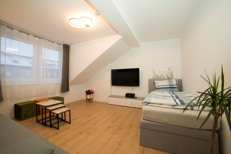 Schone Ferienwohnung 80m2, 3 Schlafzimmer, 2 Bader, Zentrumnah, 3OG, Erfurt