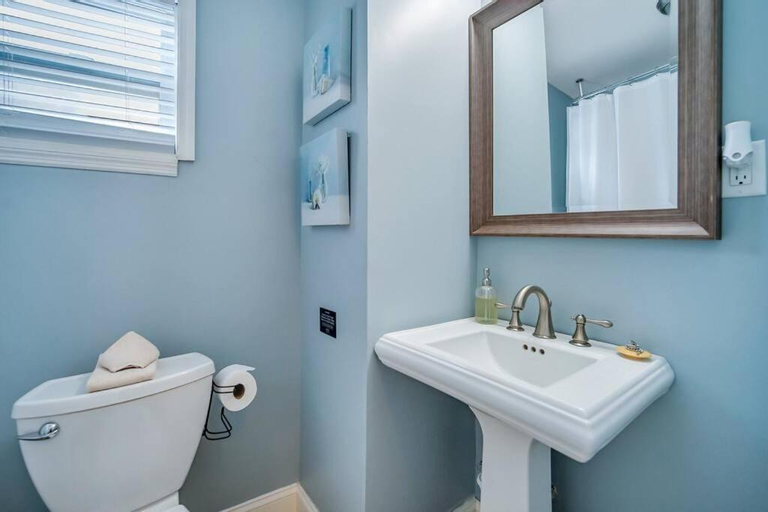 Bedroom 3, New Cheerful Renovated Home - 5 Min to Downtown!, Chatham