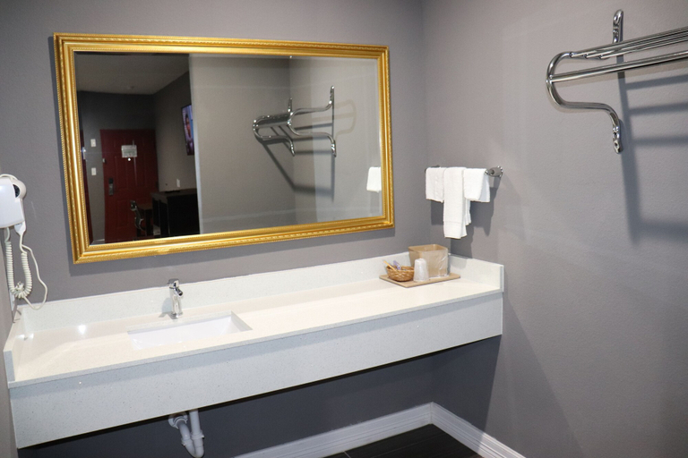 Bathroom 4, Atlantis Inn and Suites, Houston