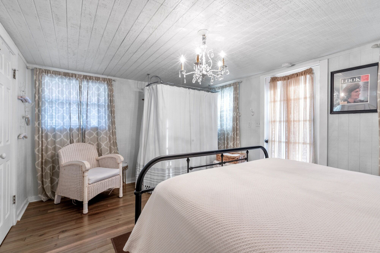 Room 3, Serendipity 1 Bedroom Cottage by RedAwning, Gillespie
