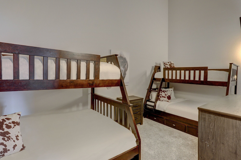 Room 5, 4br Renovated - Sleeps 12- Downtown Breck by RedAwning, Summit