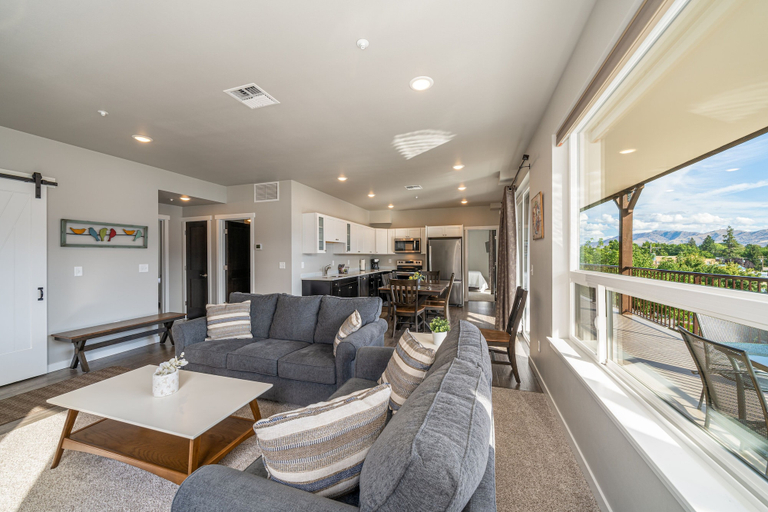 Dining 2, Marina's Edge Condo Walk to Restaurants, Wineries by RedAwning, Chelan