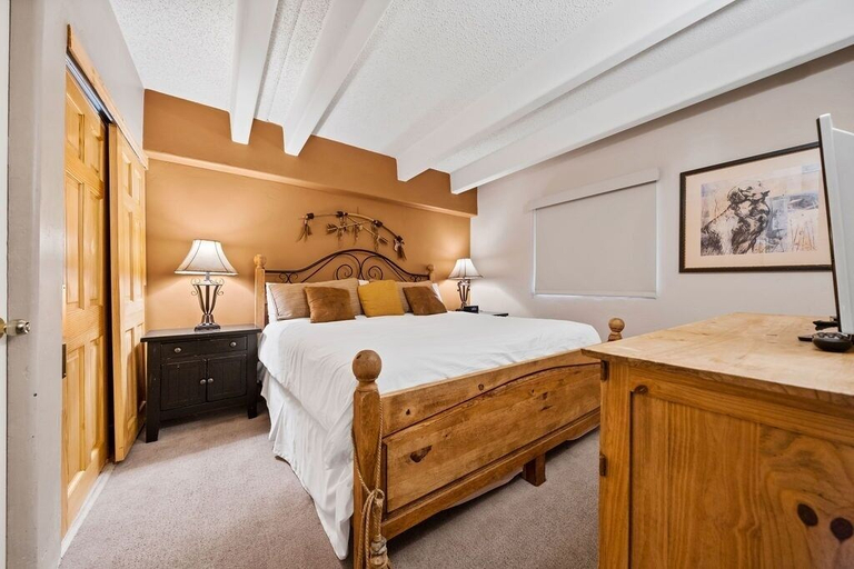 Room 5, Vantage Point #408 4 Bedroom Condo by RedAwning, Eagle