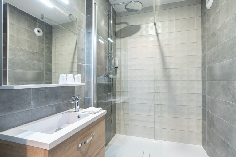 Bathroom 5, Le Sainte Mere, Manche