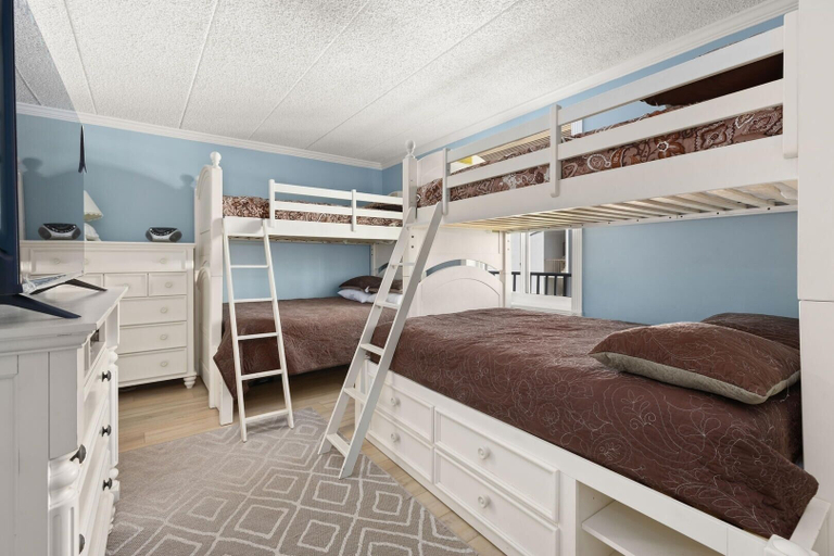 Room 4, Bimini 105 2 Bedroom Condo by RedAwning, Worcester