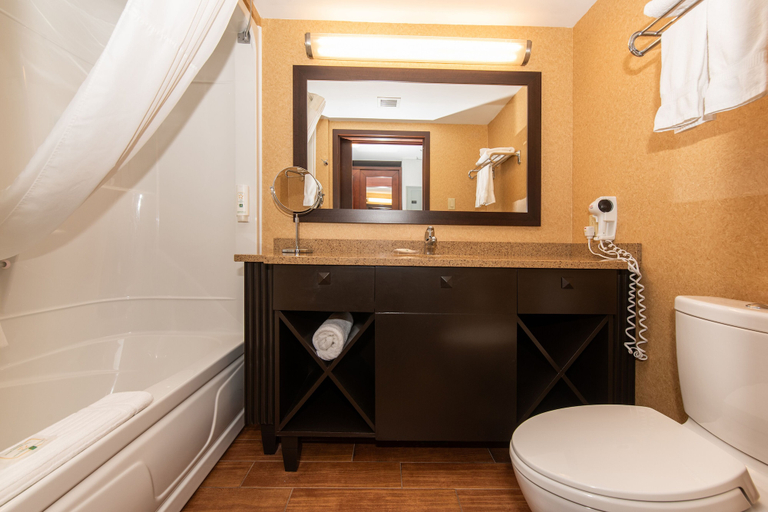 Bathroom 5, Quality Inn & Suites, Vallée-de-l'Or