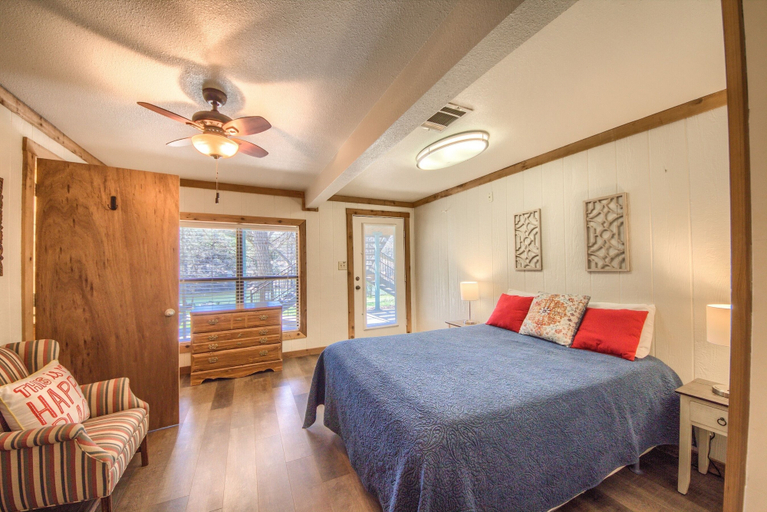 Room 2, Hondo's River Haus Rr 1300 4 Bedroom Home by RedAwning, Comal