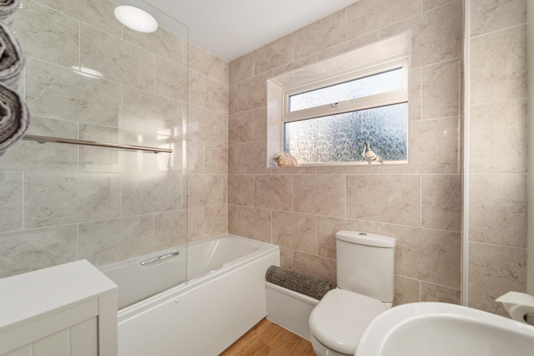 Bathroom 3, Monkstone Court - Close to Village and Beach, Pembrokeshire