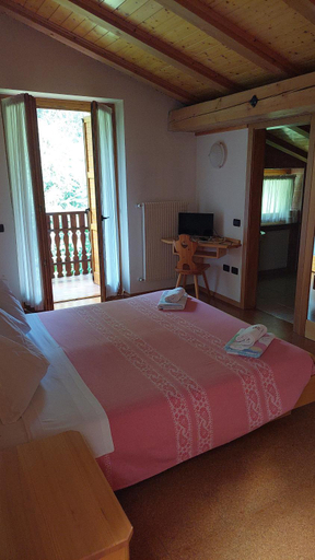 Bedroom 2, Albergo Scoiattolo, Trento