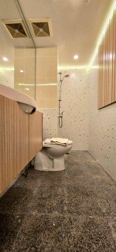 Bathroom 5, ArumDaru @ Tanglin Apartment, Surabaya