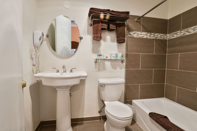 Bathroom 4, Adventure Inn & Motel, Grand