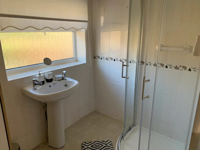 Bathroom, Stunning 3-bed House in Cheadle, Stockport