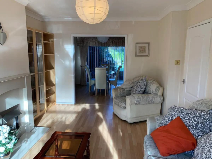 Others 5, Stunning 3-bed House in Cheadle, Stockport