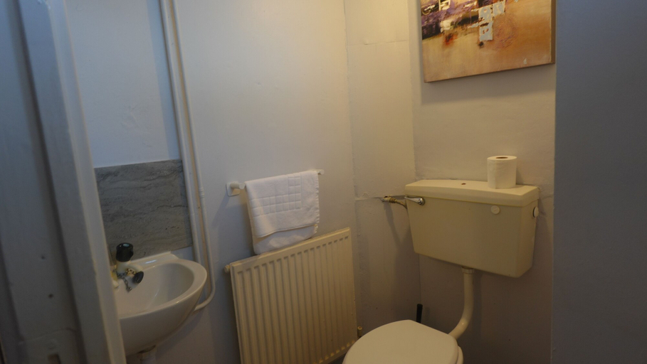 Bathroom 3, Chelsea House - Huku Kwetu, Central Bedfordshire