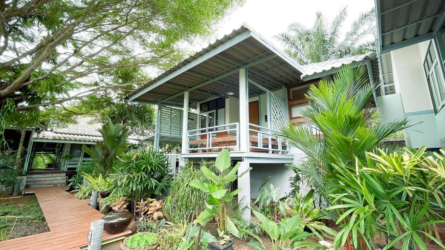 Exterior 3