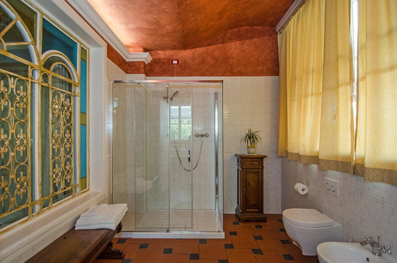 Bathroom 1, La Chandelle, Lucca