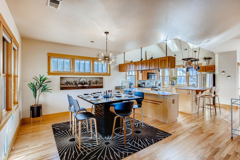 Food & Drinks 5, Brilliant Posh Home - Backs to Poudre River Trail, Larimer