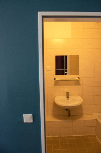 Bathroom 5, Metropol Hostel Berlin, Berlin
