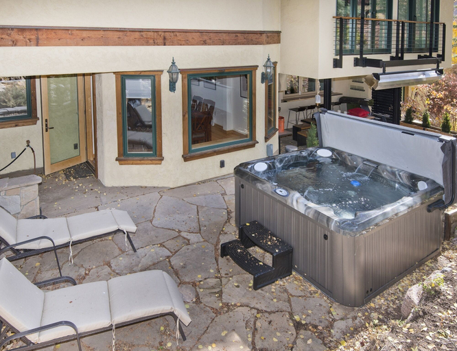 Outdoor spa tub 3, Eiger 9 3 Bedroom Condo by RedAwning, Eagle
