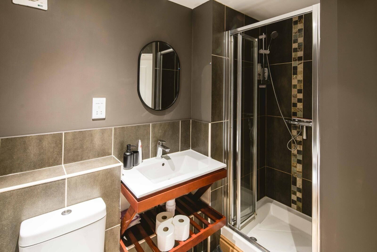 Bathroom 4, Luxe Living in a 2-bedroom Canary Wharf Haven, London