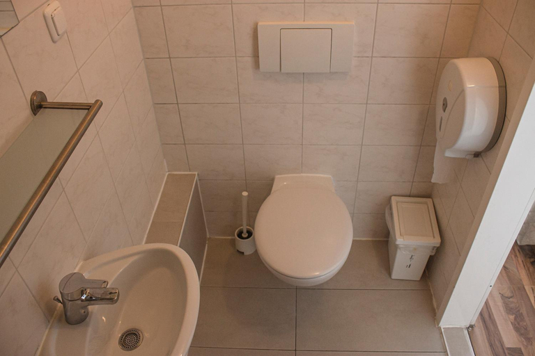 Bathroom 5, Metropol Hostel Berlin, Berlin