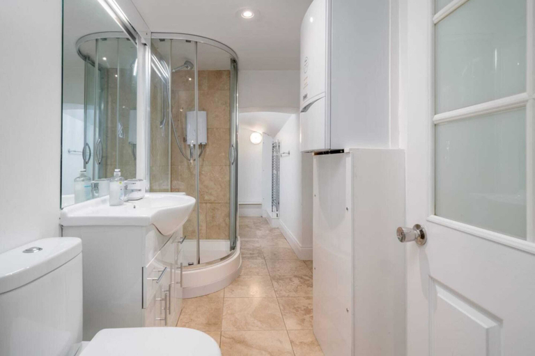 Bathroom 3, Bright and Modern 2 Bedroom Apartment in Earl's Court, London