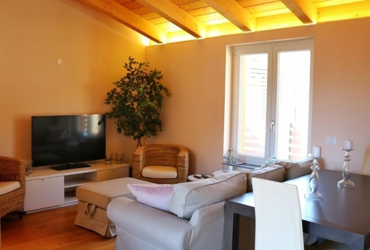 Room 4, Civico Sei, Como