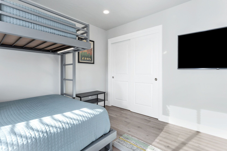 Room 3, Desert Living 5 Bedroom Home by RedAwning, Washington